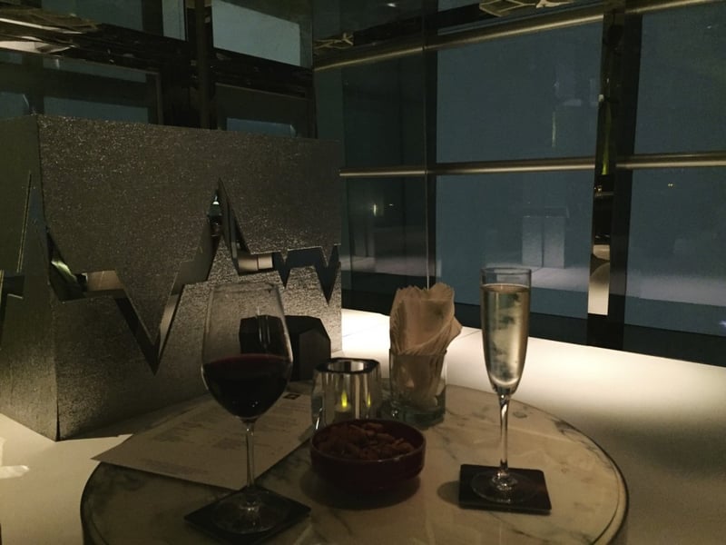 Une coupe de Ruinart Blanc de Blancs et un verre de vin rouge australien