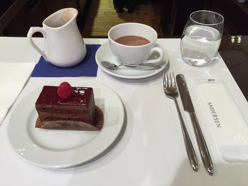 Rien de tel qu'un délicieux chocolat chaud et une patisserie pour bien commencer la journée !