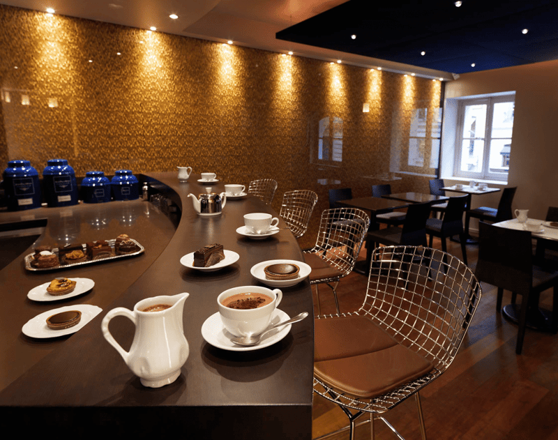 Le bar à chocolat dans l'une de ses boutiques parisiennes