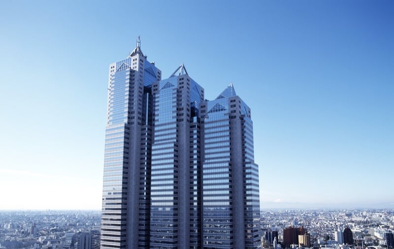 L'hôtel est situé dans des buildings modernes qui dominent la ville