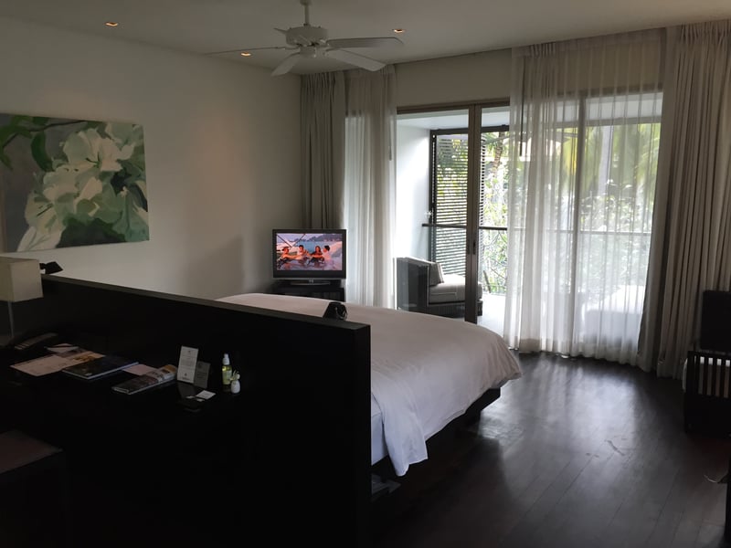 Notre lit face au jardin et à la piscine