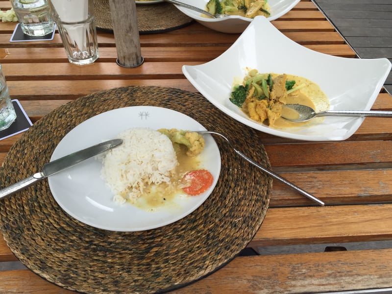 Au déjeuner ce midi : un poulet au curry au bord de la piscine