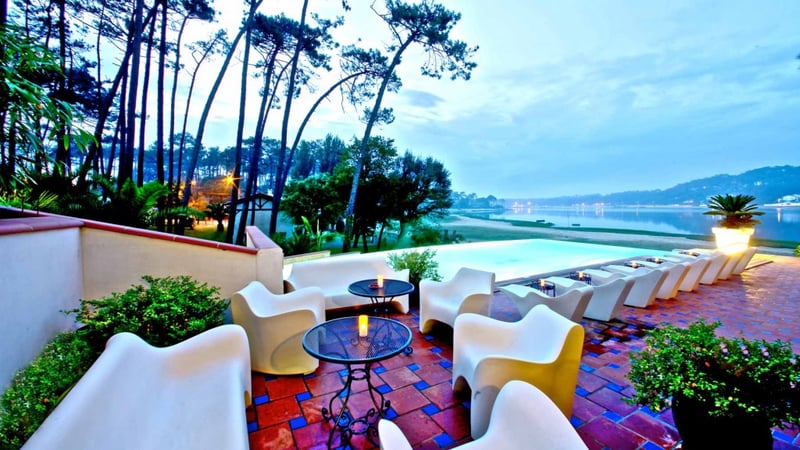 La magnifique piscine chauffée avec vue sur le lac