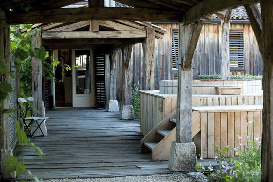Jacuzzi extérieur dans son environnement viticole