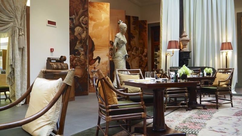 Belles statues et fresques renaissances pour le décor de ce bar