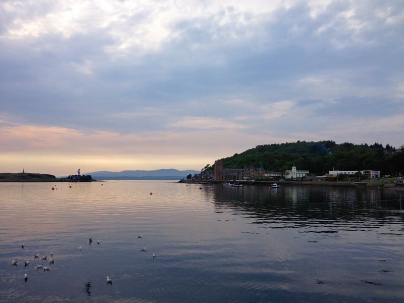 Coucher de soleil sur la petite ville de Oban