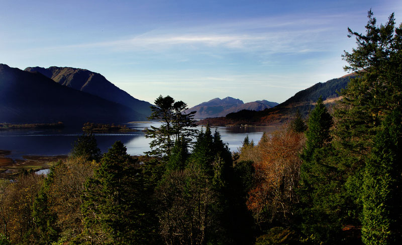 Le loch Leven est situé à une centaine de mètres de la demeure