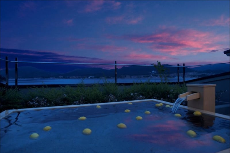 Le bain extérieur au Kurayado Iroha sur l'île de Miyajima