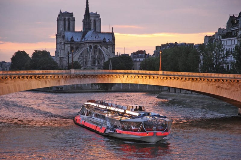 Balade sur la Seine (source : tourisme.fr)