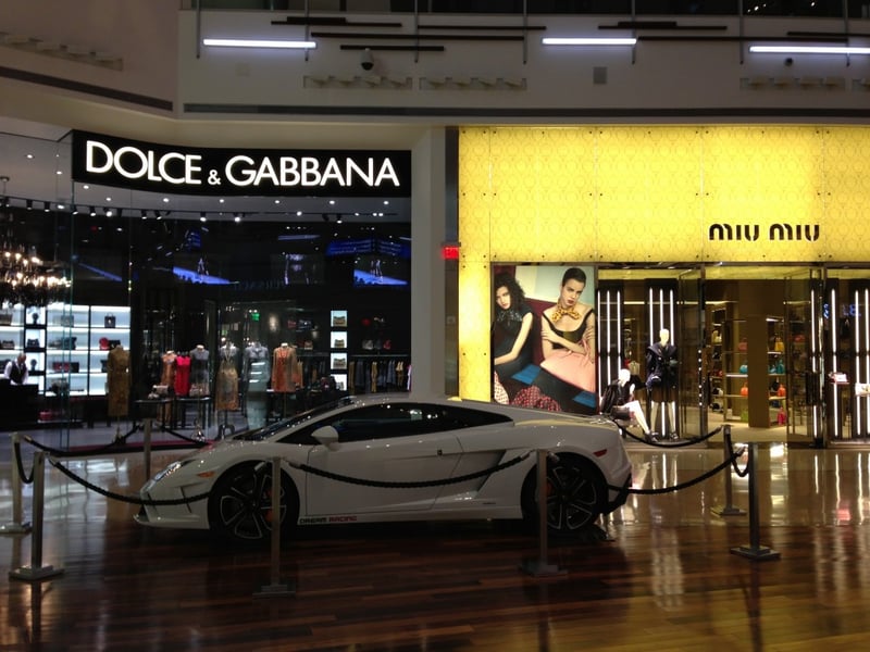 Shopping dans le centre commercial de mon hôtel, Lamborghini et pret à poreter de luxe