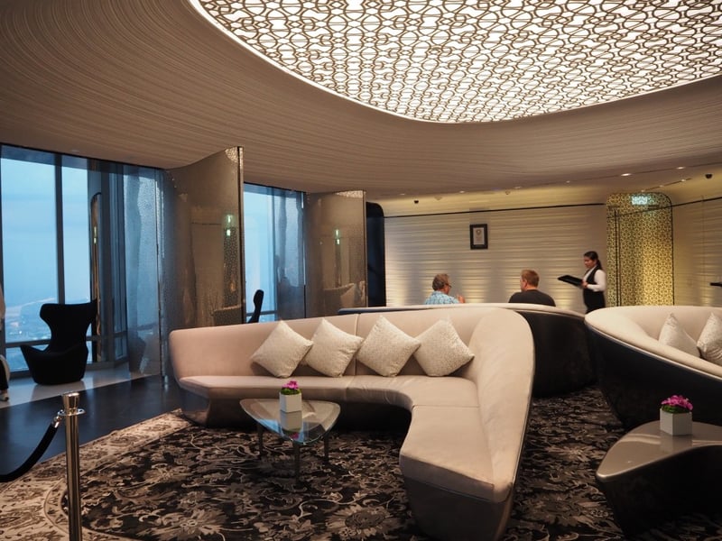 Une salle très cosy et contemporaine ou l'on peut s'installer confortablement