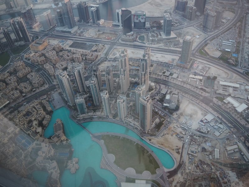 Les fontaines en bas de la tour vont bientôt commencer leurs spectacles