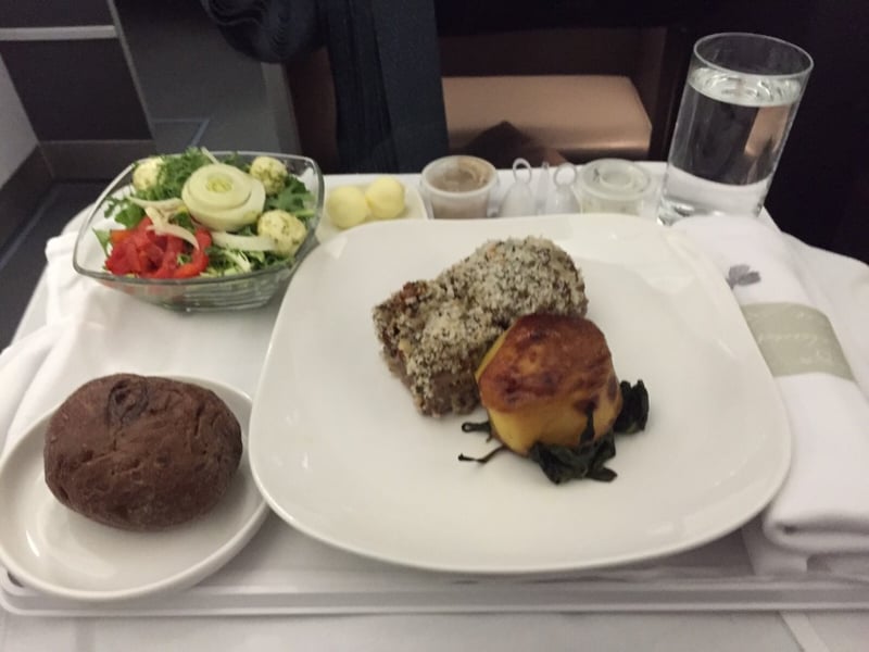 Au menu, un filet d'agneau aux herbes accompagné de pommes de terres fondantes et épinards