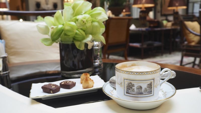 Un cappuccino servi dans de la fine porcelaine