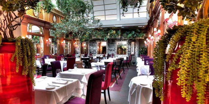 La salle très romantique sous la verrière pour déguster la cuisine du chef Boulay