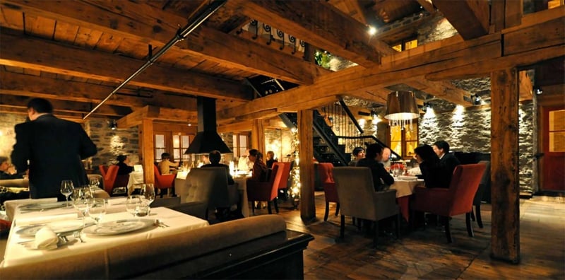 Une salle de restaurant très chaleureuse avec la cuisine du chef Pacquelin