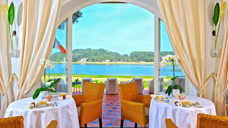 La salle du petit déjeuner avec sa splendide vue sur le lac d'Hossegor