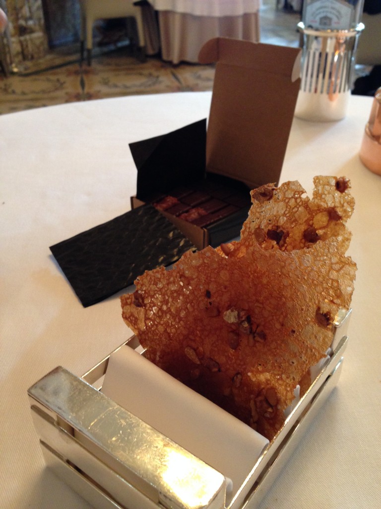 Des mignardises pour clôre le repas, dont une petite boite de chocolat 