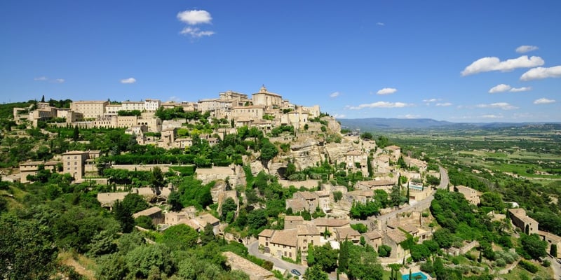 Le village de Gordes sur son éperon rocheux