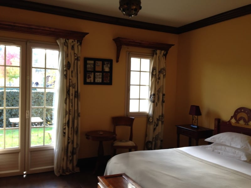 Ma chambre dans un style classique et chic avec sa terrasse vue lac